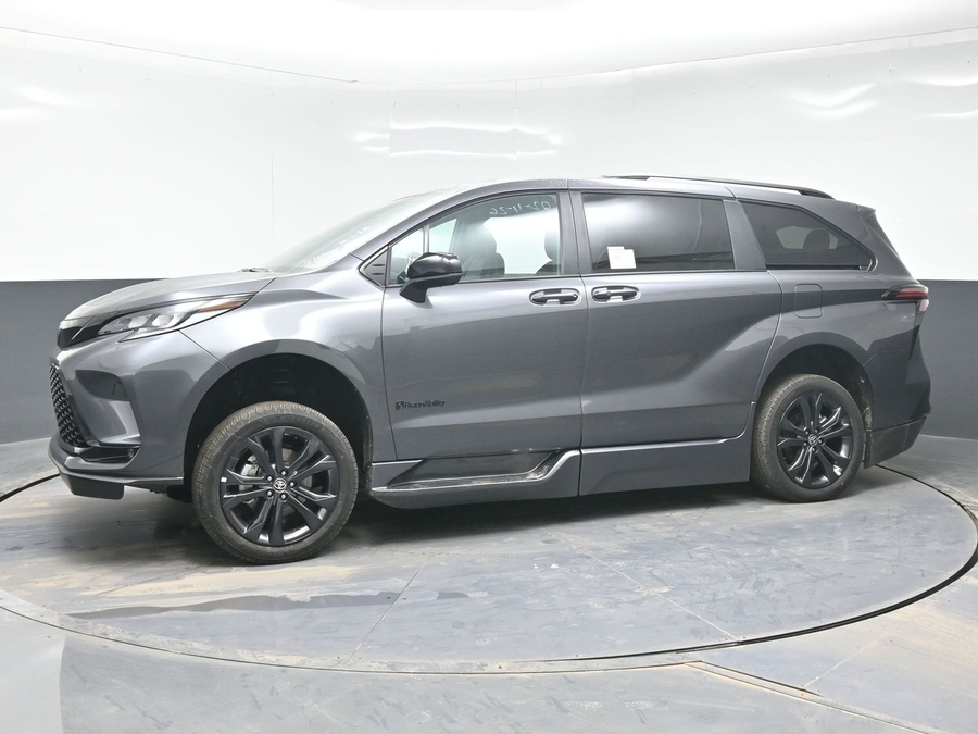 Grey Toyota Sienna image number 2