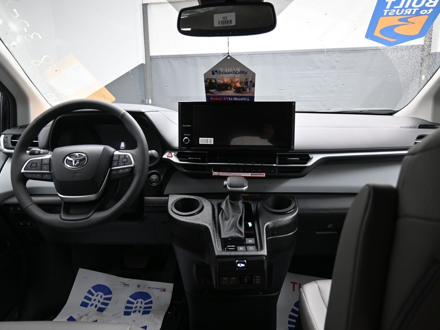 New 2026 Toyota Sienna Hybrid XLE Base - BraunAbility Side Entry In Floor Automatic Ramp