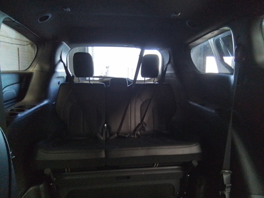White Chrysler Pacifica image number 33