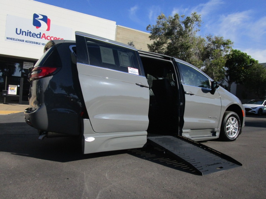 New 2025 Chrysler Pacifica Select Safety - BraunAbility Side Entry Entry Fold Out Automatic Ramp