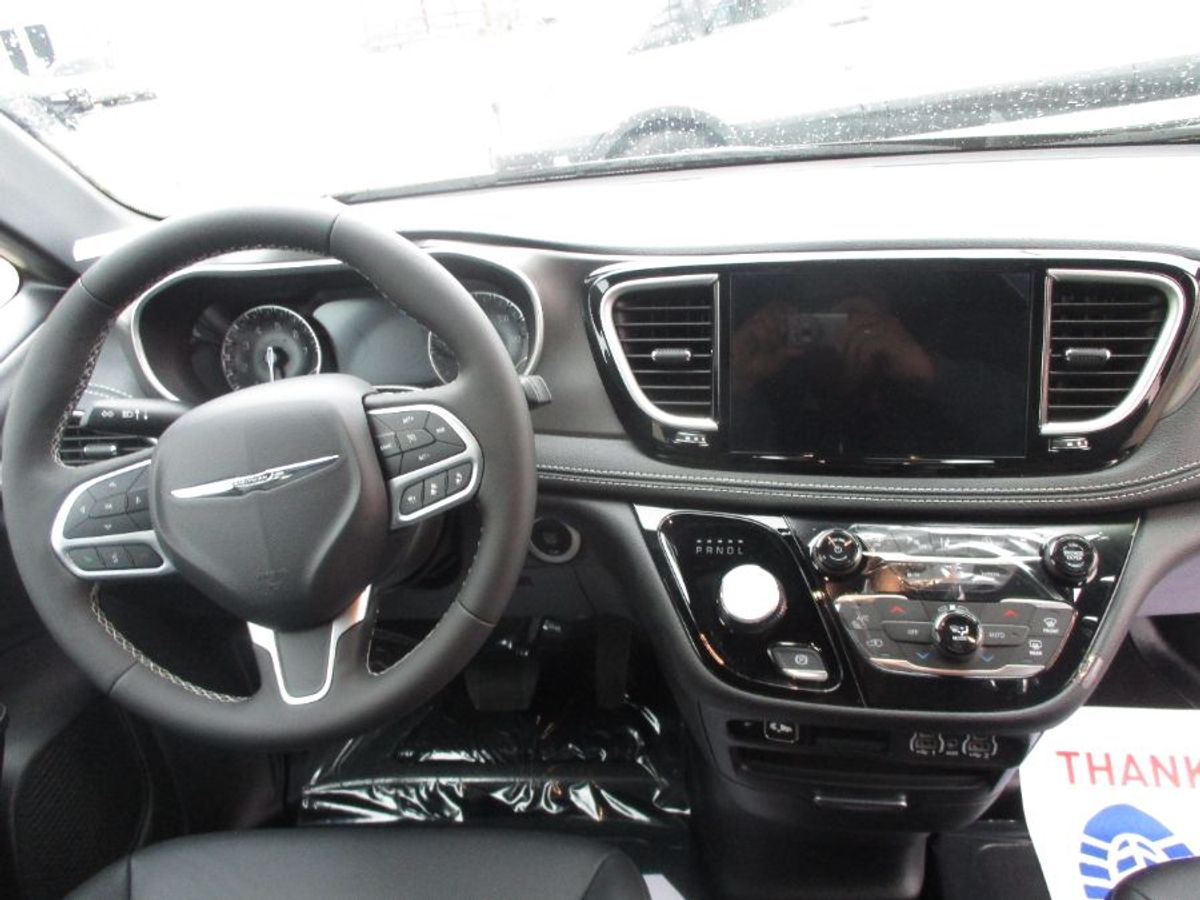 Número de imagen Chrysler Pacifica negro 12