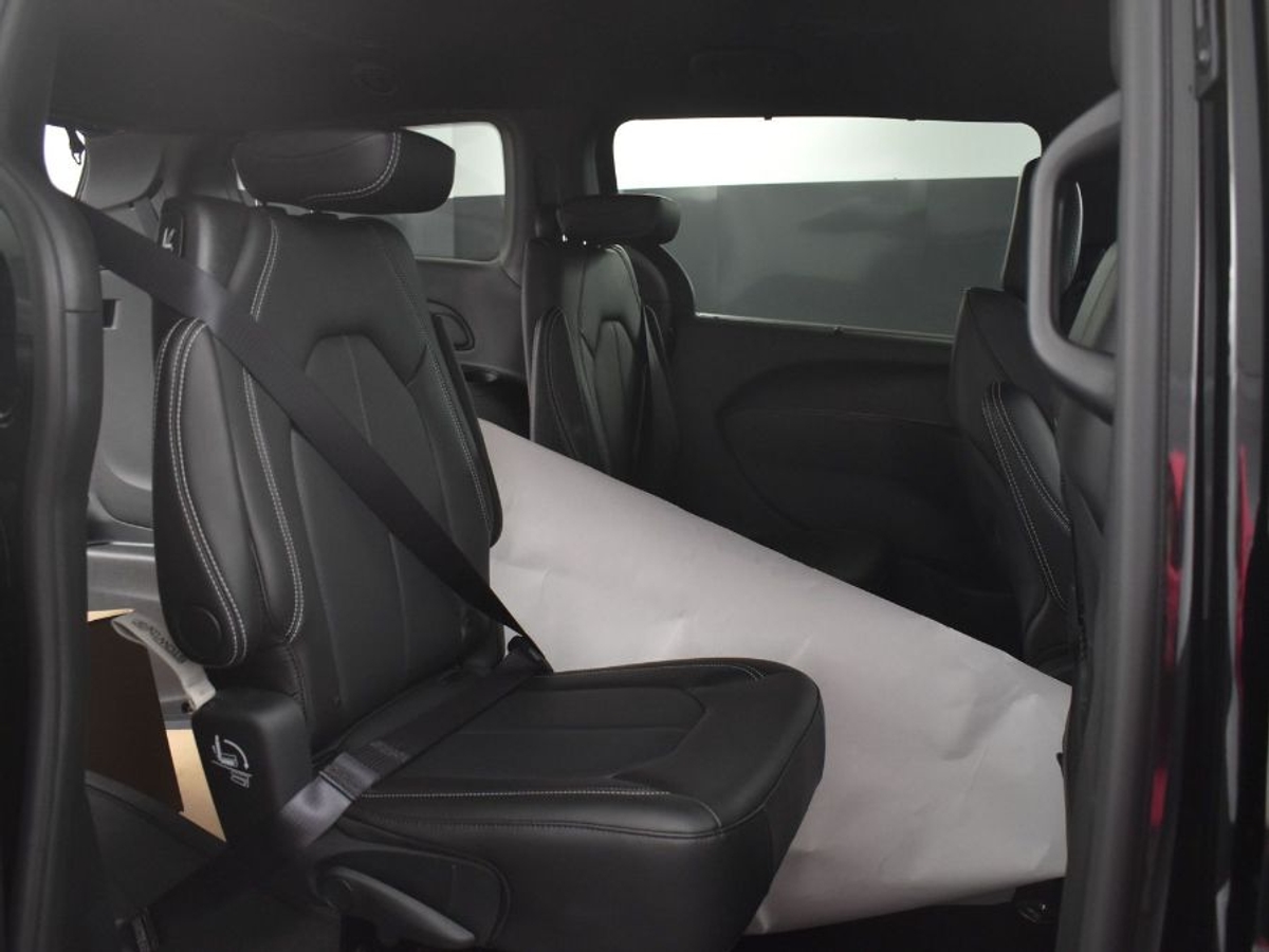 Black Chrysler Pacifica image number 12