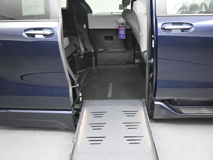 New 2026 Toyota Sienna Hybrid XLE Base - BraunAbility Side Entry Entry Fold Out Automatic Ramp