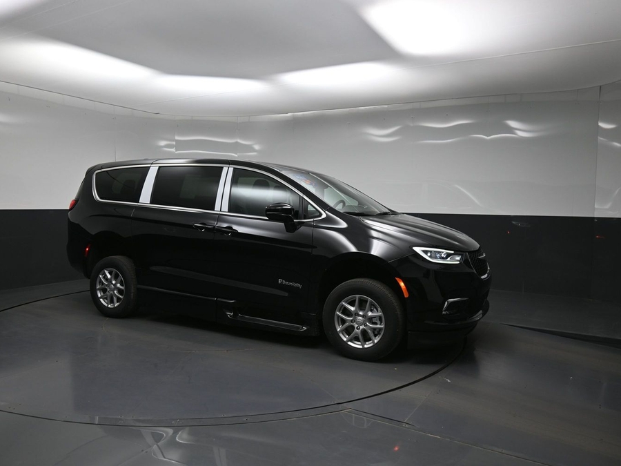 Black Chrysler Pacifica image number 13