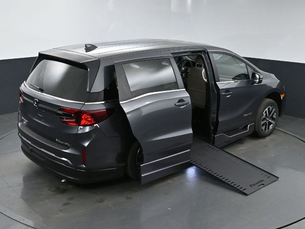 Grey Honda Odyssey image number 25