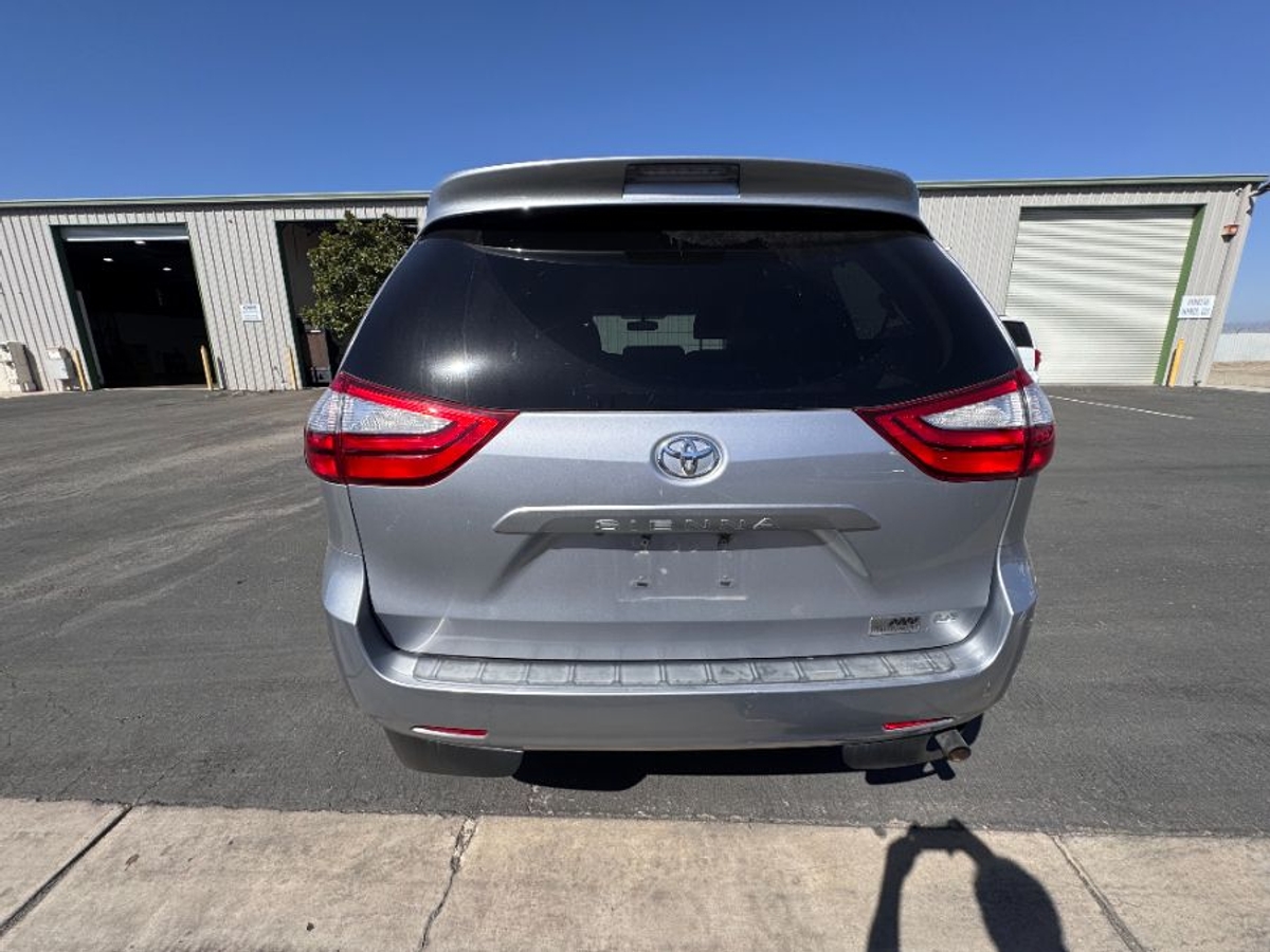 2017 TOYOTA SIENNA - Image 5