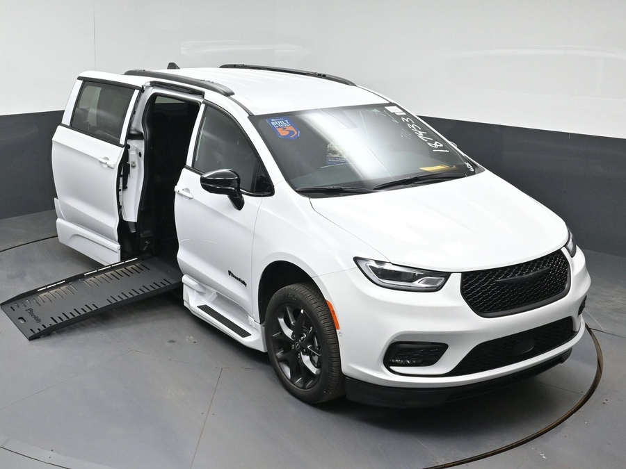 White Chrysler Pacifica image number 15