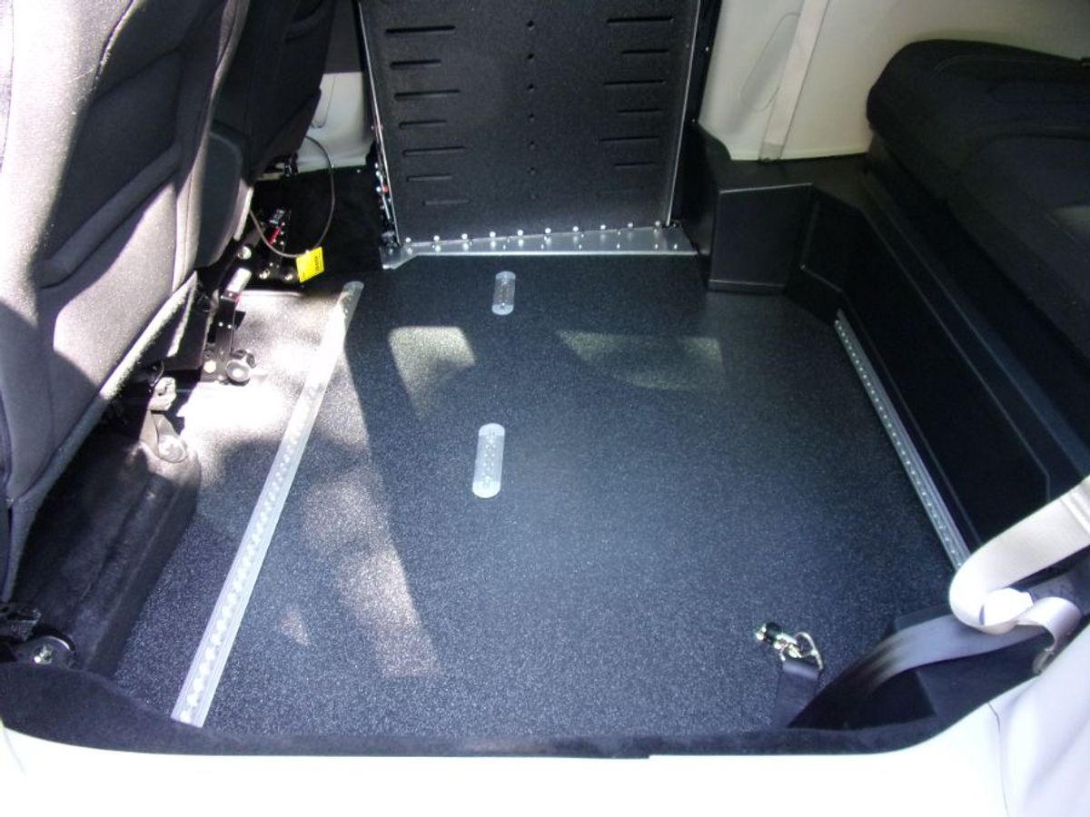 Black Chrysler Voyager image number 17