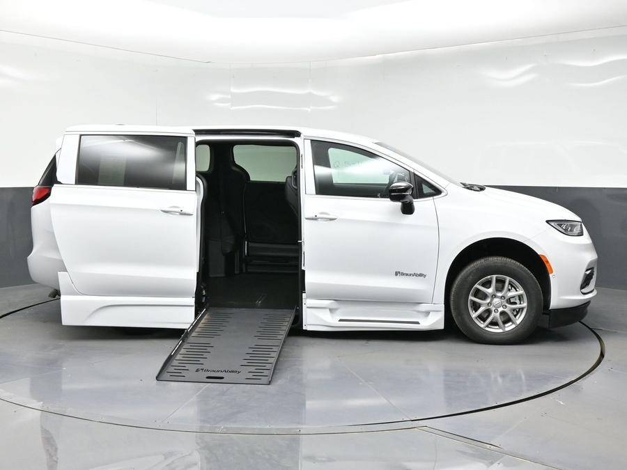 White Chrysler Pacifica image number 5