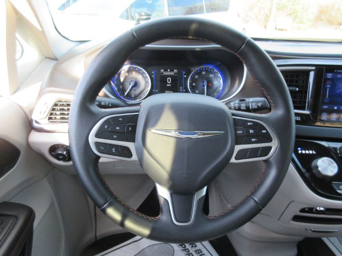 Black Chrysler Pacifica image number 4