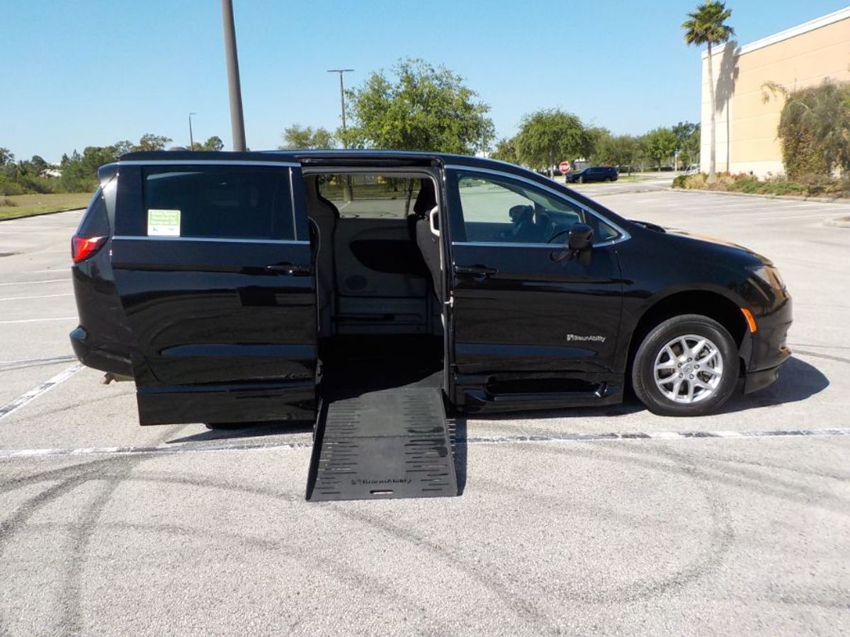 Black Chrysler Voyager image number 7