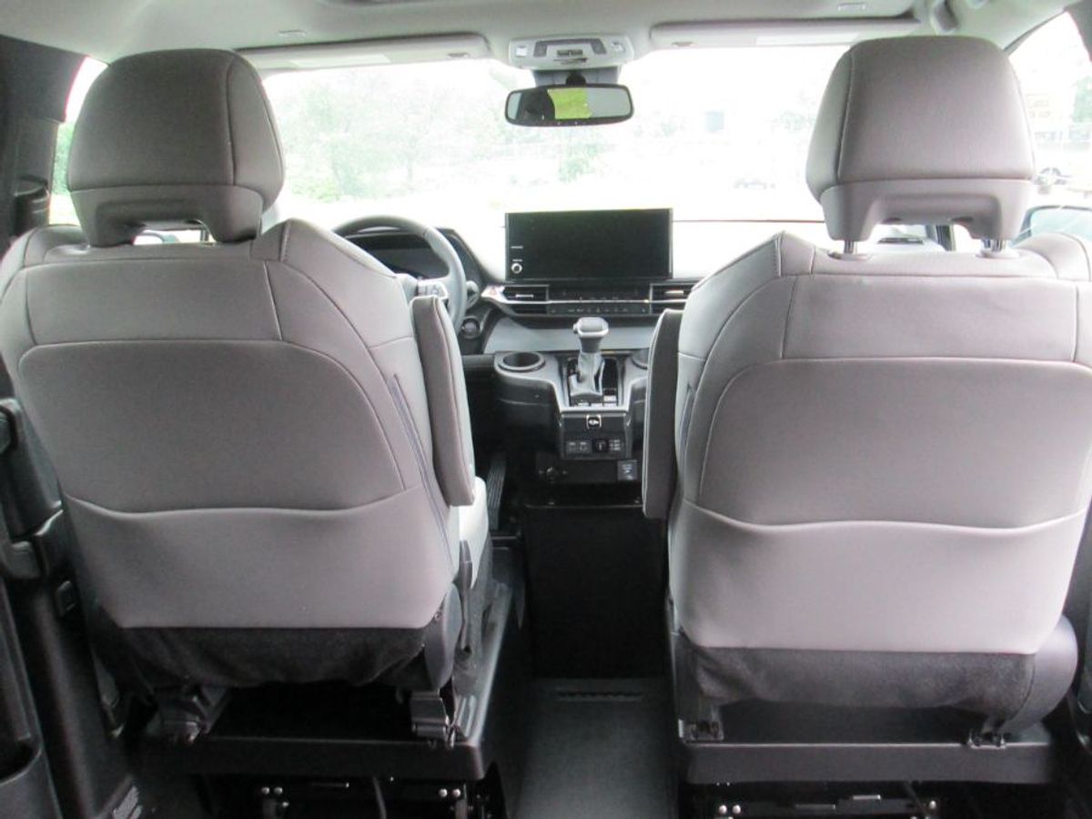 Black Toyota Sienna image number 17