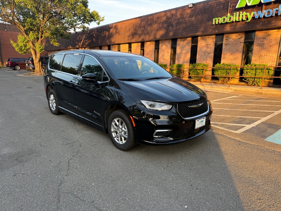 Black Chrysler Pacifica image number 11