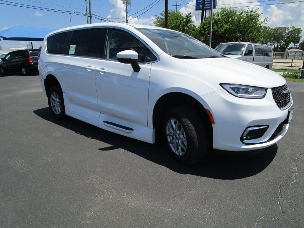 2023 CHRYSLER PACIFICA - Image 10