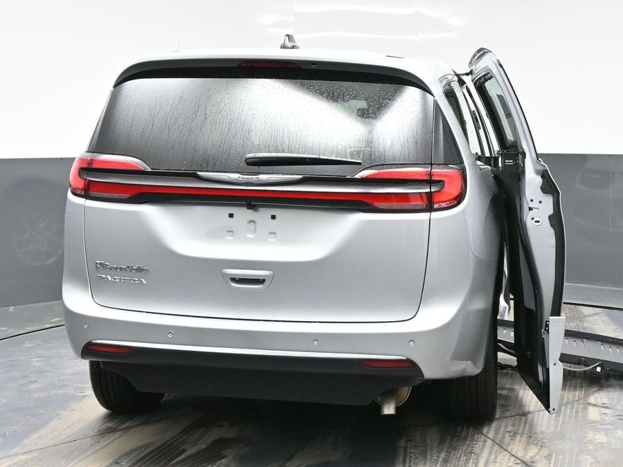 Silver Chrysler Pacifica image number 3