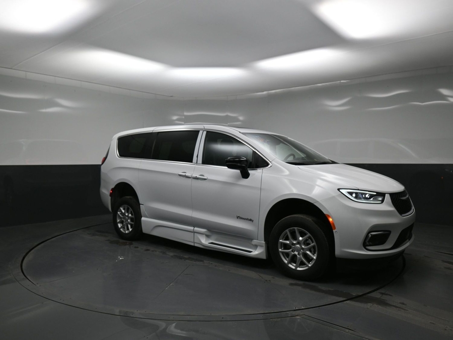 New 2025 Chrysler Pacifica Select Plus - BraunAbility Side Entry Entry In Floor Automatic Ramp