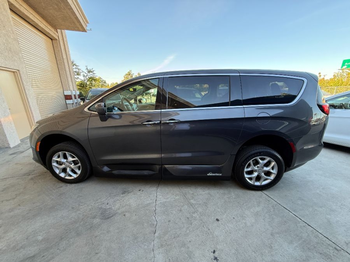Grey Chrysler Pacifica image number 7