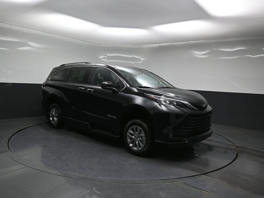 Black Toyota Sienna image number 14