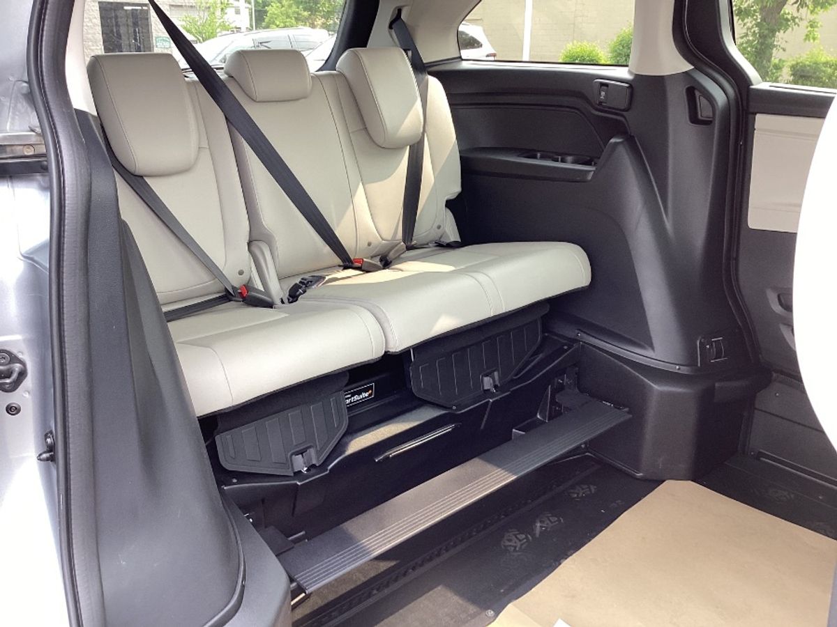 Silver Honda Odyssey image number 8