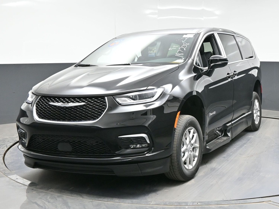 Black Chrysler Pacifica image number 5