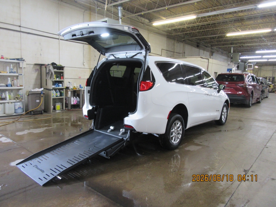 White Chrysler Voyager image number 19
