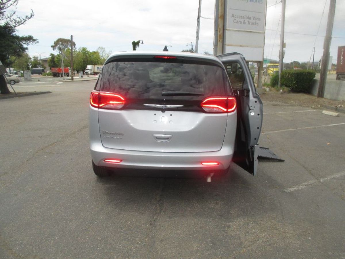 Silver Chrysler Voyager image number 9