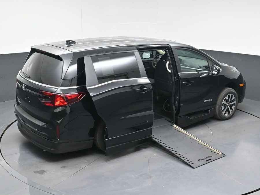 Black Honda Odyssey image number 17