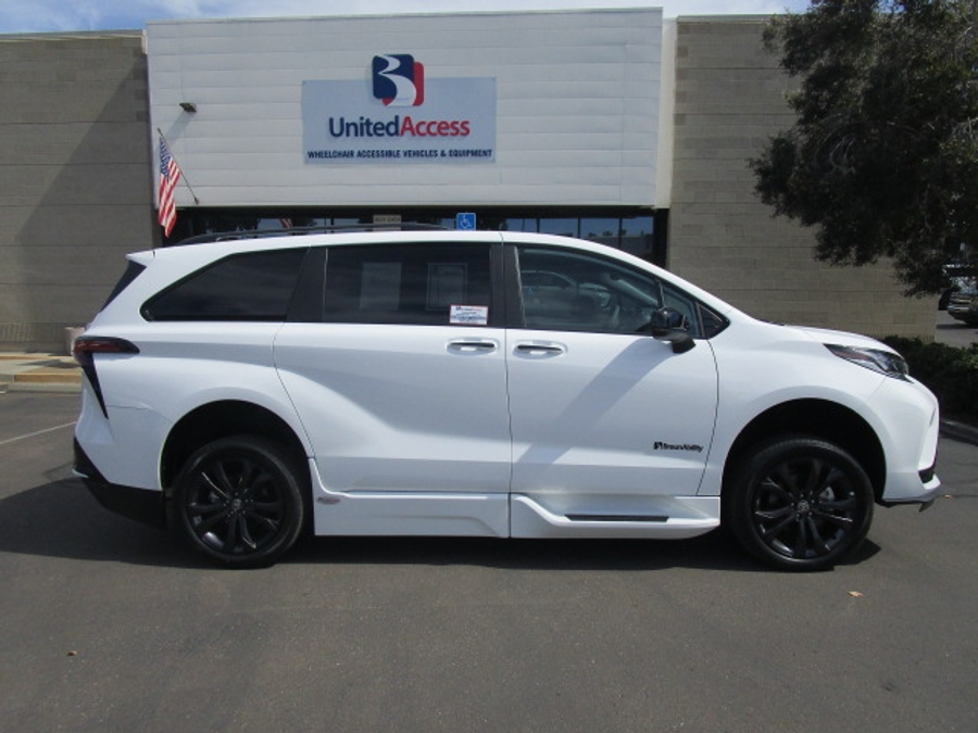 New 2025 Toyota Sienna Hybrid XSE Sport - BraunAbility Side Entry Entry Fold Out Automatic Ramp