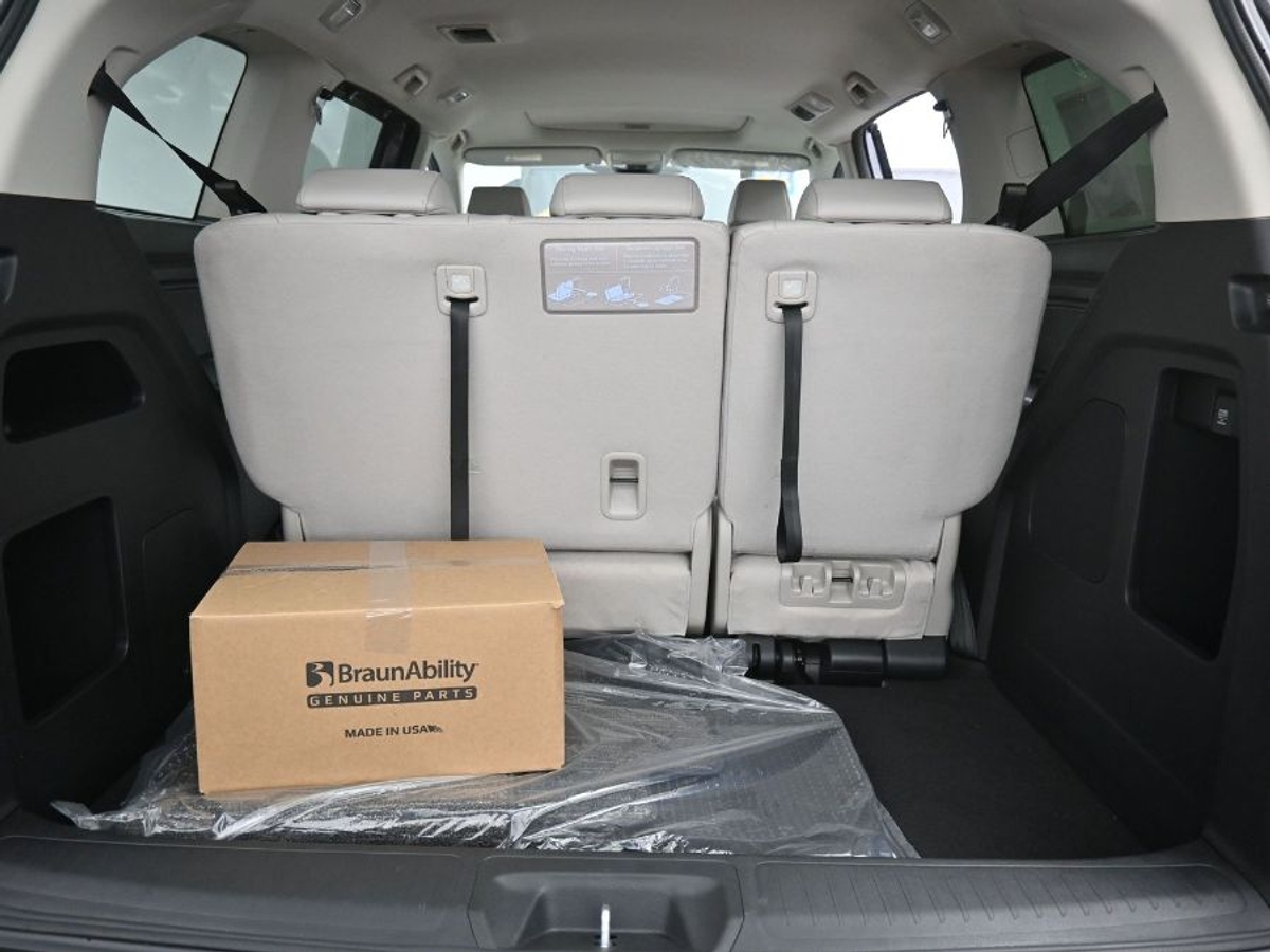 Grey Honda Odyssey image number 13