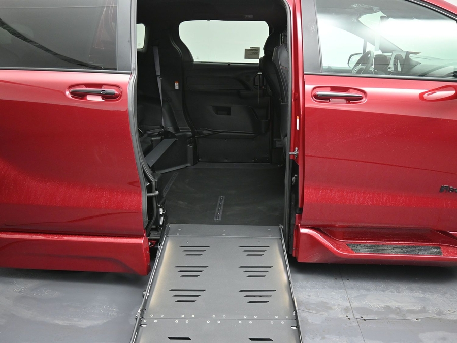 New 2025 Toyota Sienna Hybrid XSE Sport - BraunAbility Side Entry Entry Fold Out Automatic Ramp