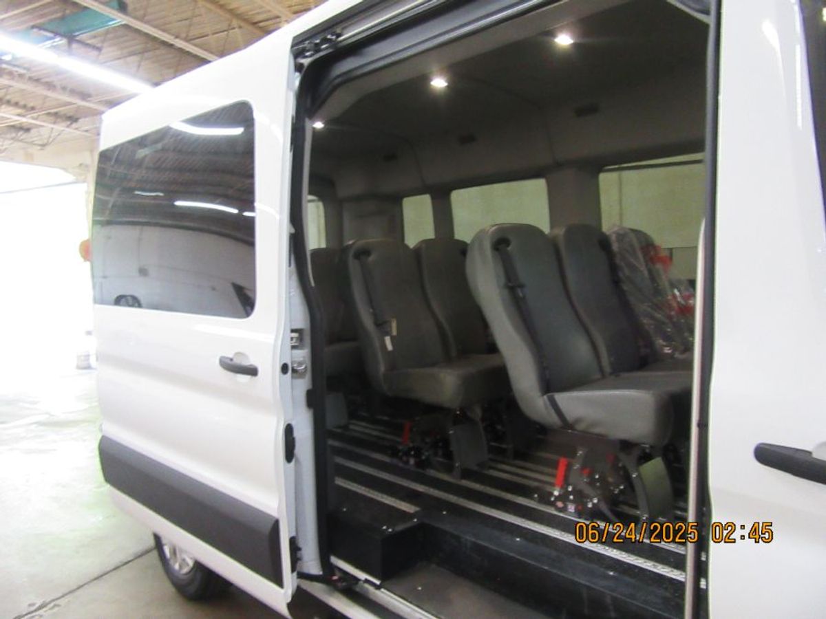White Ford Transit image number 4