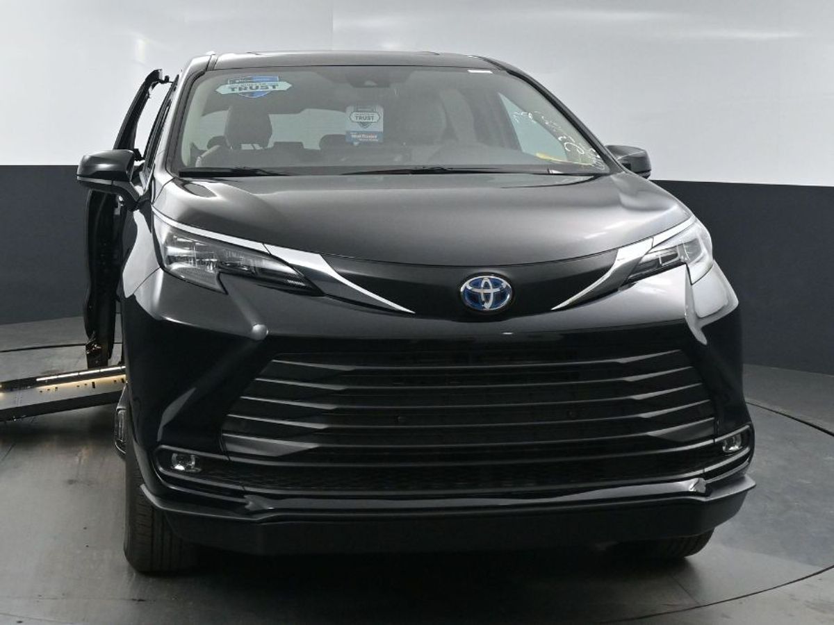 2025 TOYOTA SIENNA - Image 2