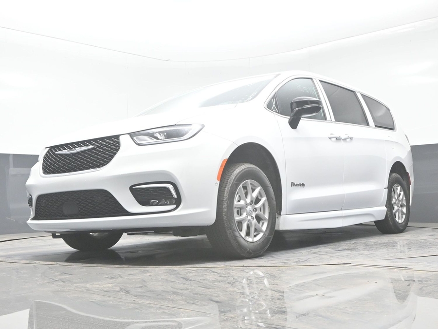 White Chrysler Pacifica image number 19