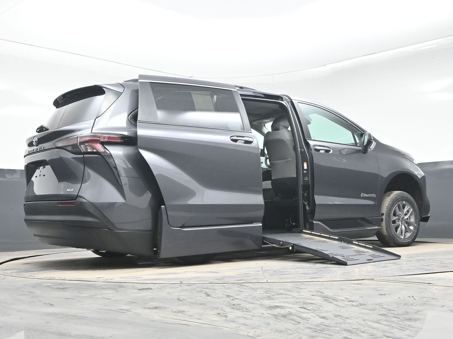 Grey Toyota Sienna image number 21