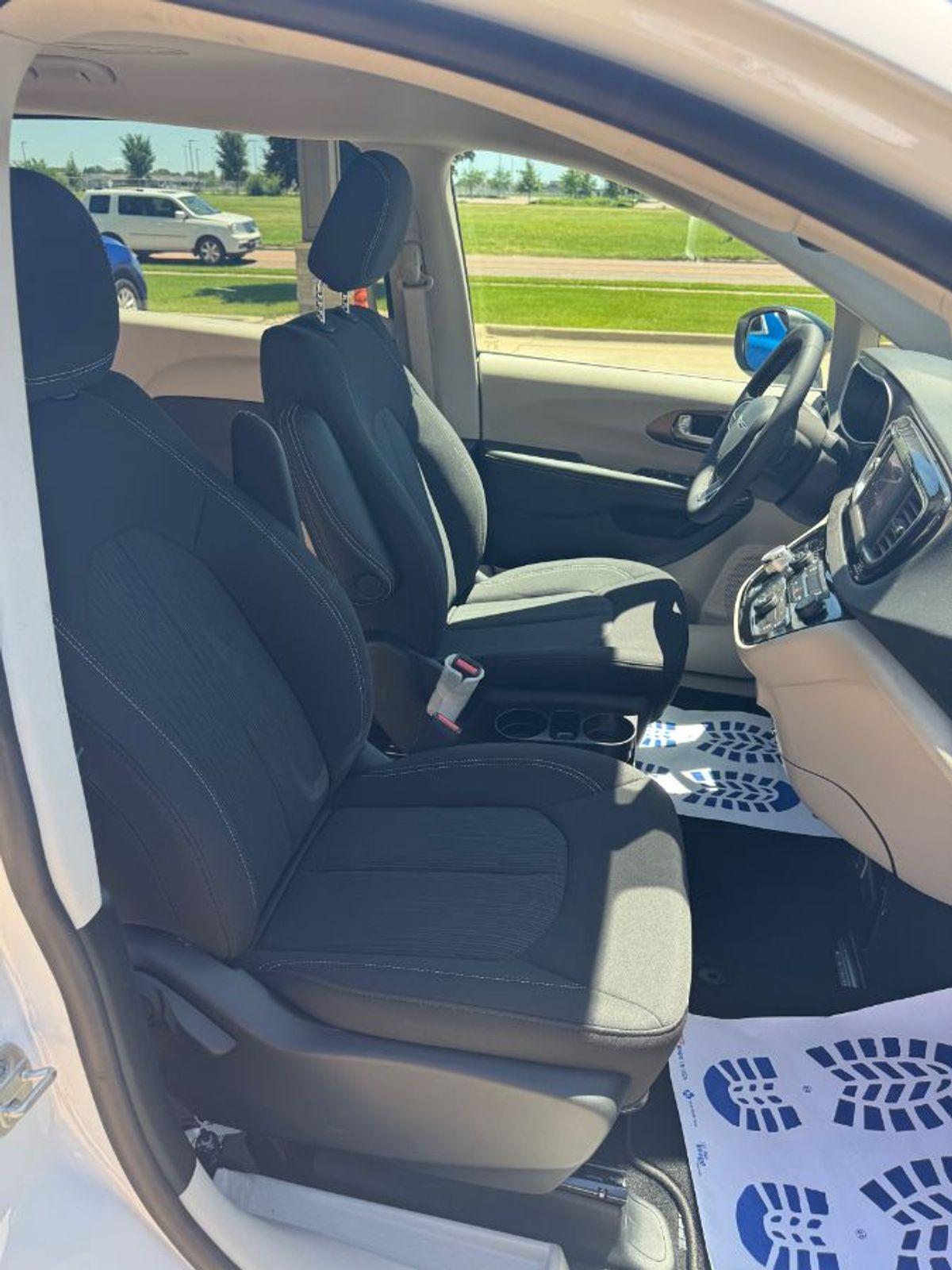 White Chrysler Voyager image number 14