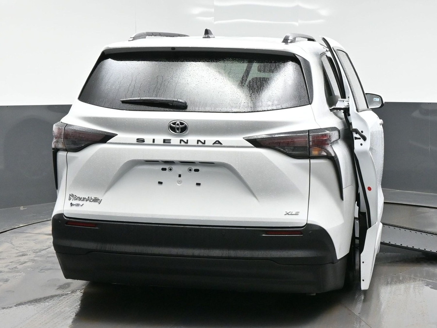 White Toyota Sienna image number 5