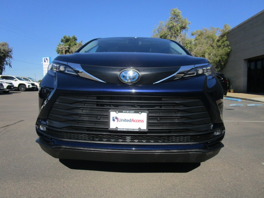 New 2025 Toyota Sienna Hybrid XLE Plus - BraunAbility Side Entry Entry In Floor Automatic Ramp