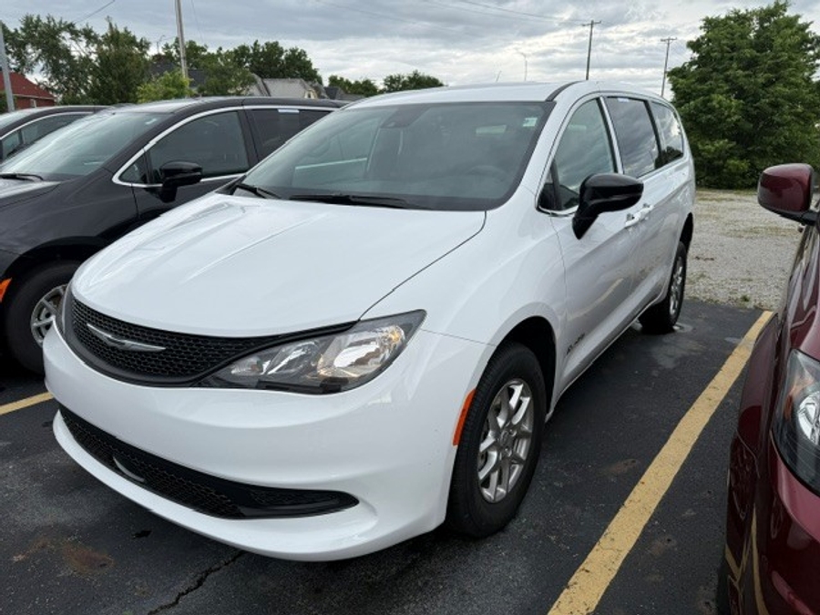 2026 Chrysler Voyager LX's photo