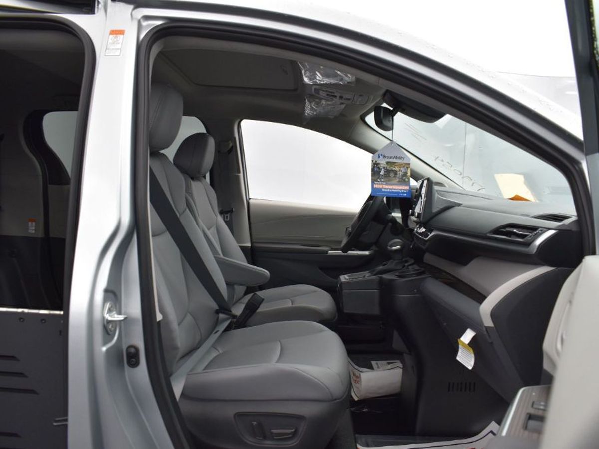 Silver Toyota Sienna image number 5