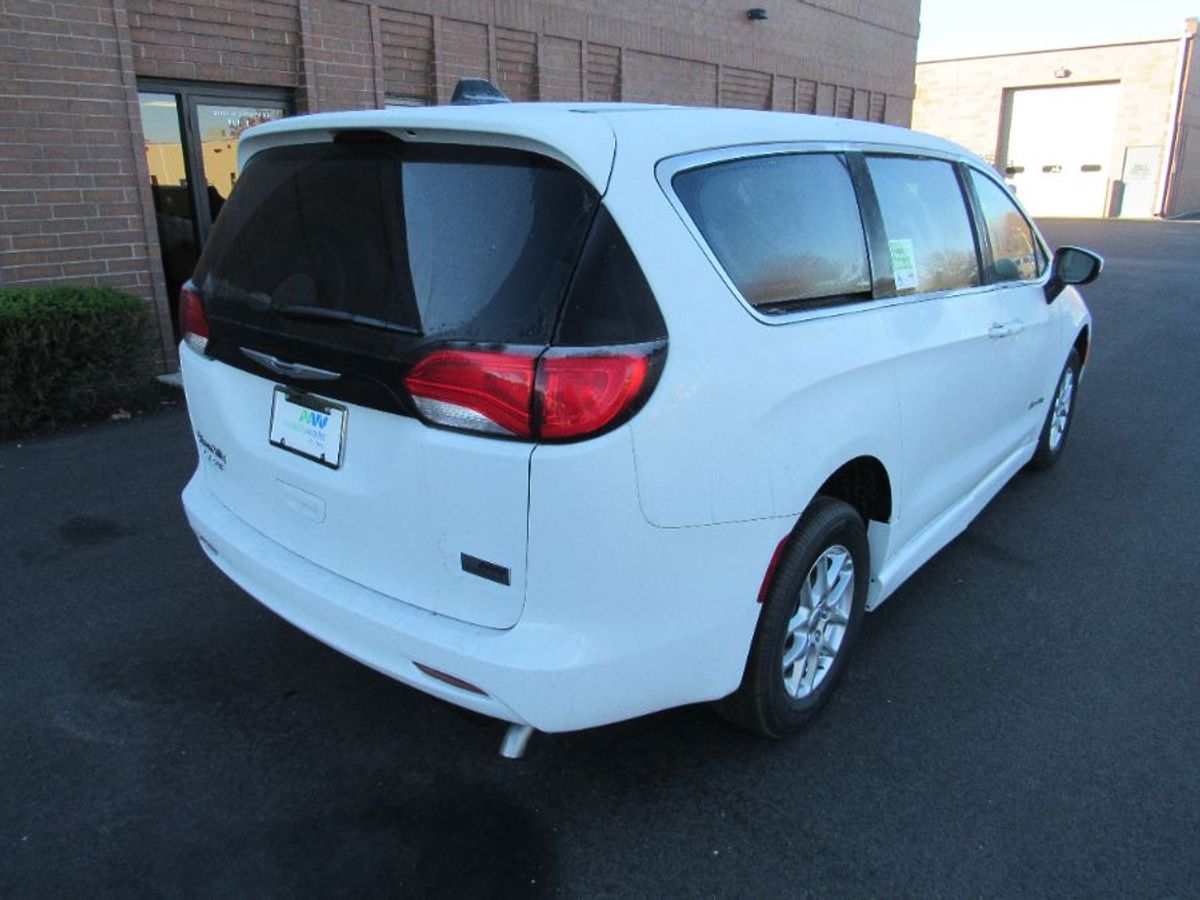 White Chrysler Voyager image number 11
