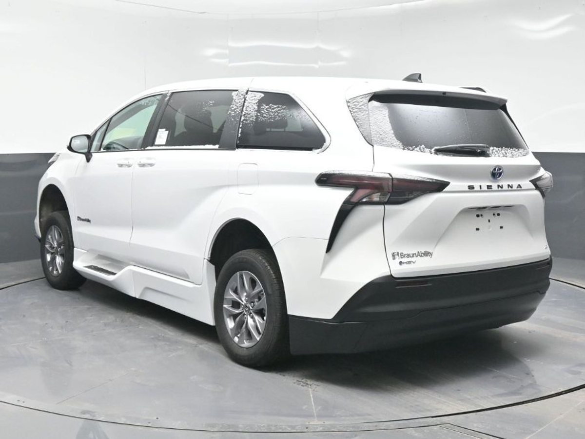 2025 TOYOTA SIENNA - Image 5