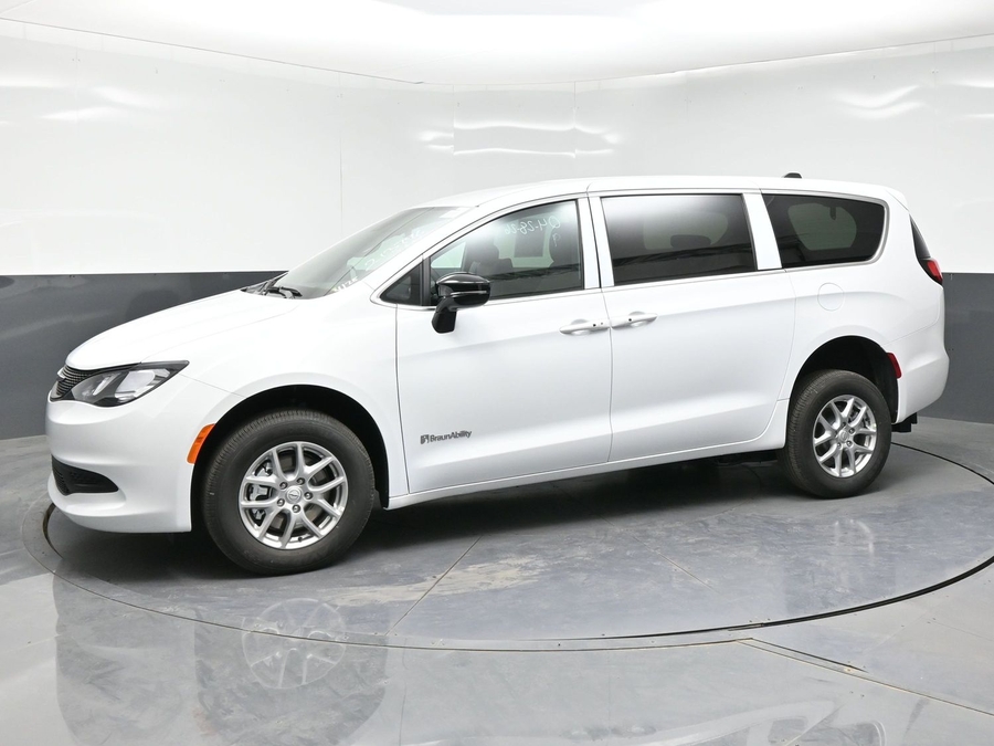 White Chrysler Voyager image number 2
