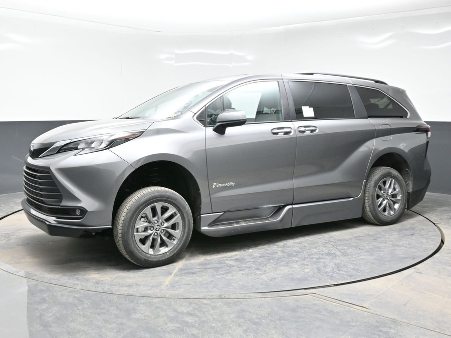 New 2026 Toyota Sienna Hybrid XLE Base - BraunAbility Side Entry Entry Fold Out Automatic Ramp
