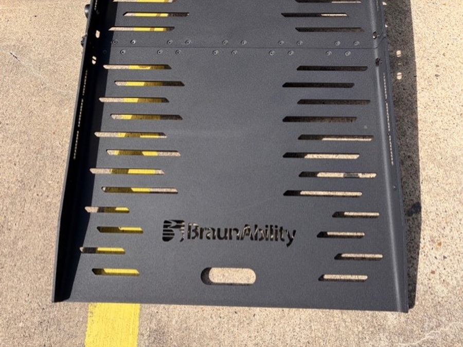 Black Chrysler Pacifica image number 2