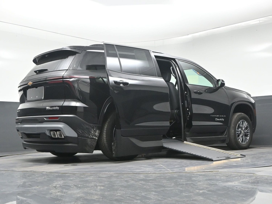 Black Chevrolet Traverse image number 20