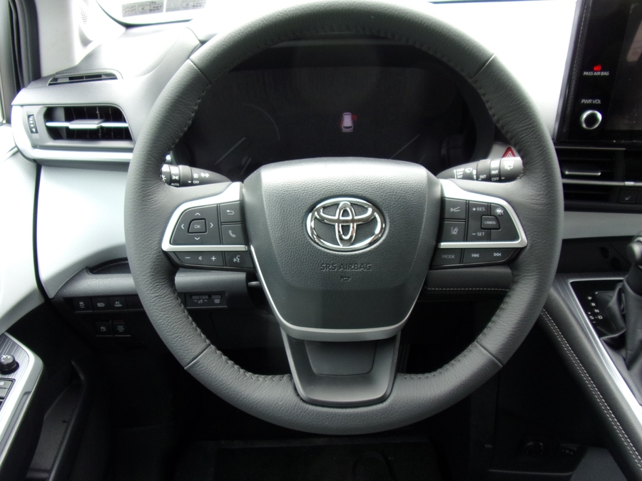 White Toyota Sienna image number 8