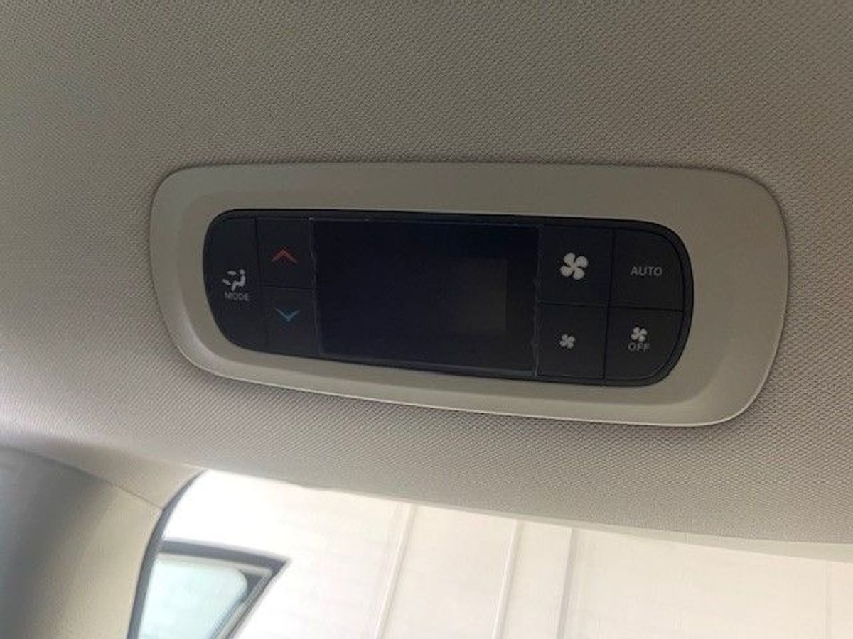 Silver Chrysler Pacifica image number 18