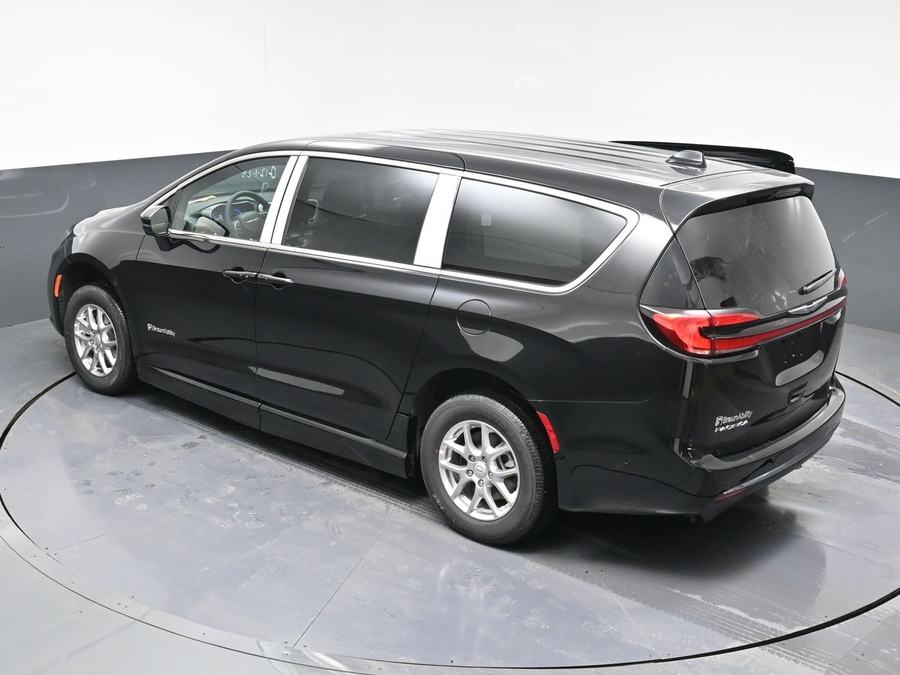 Black Chrysler Pacifica image number 24