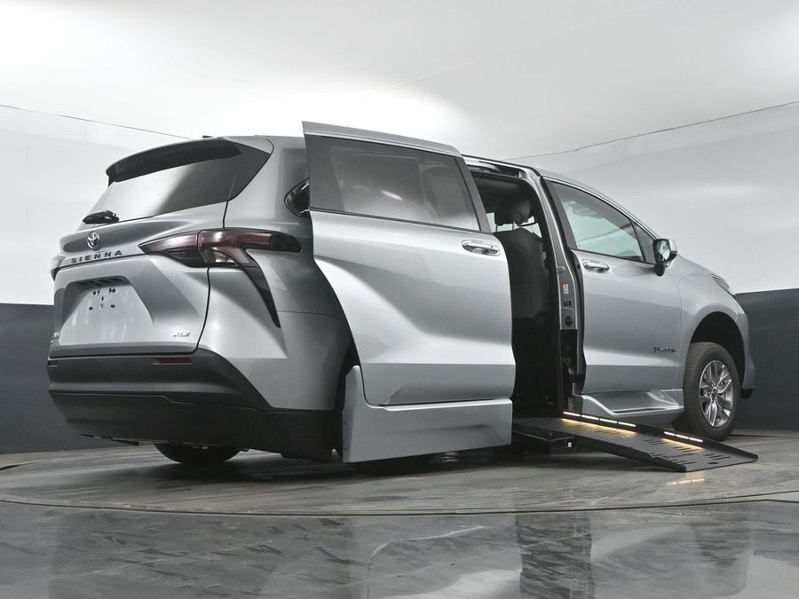 New 2025 Toyota Sienna Hybrid XLE Base - BraunAbility Side Entry Entry Fold Out Automatic Ramp