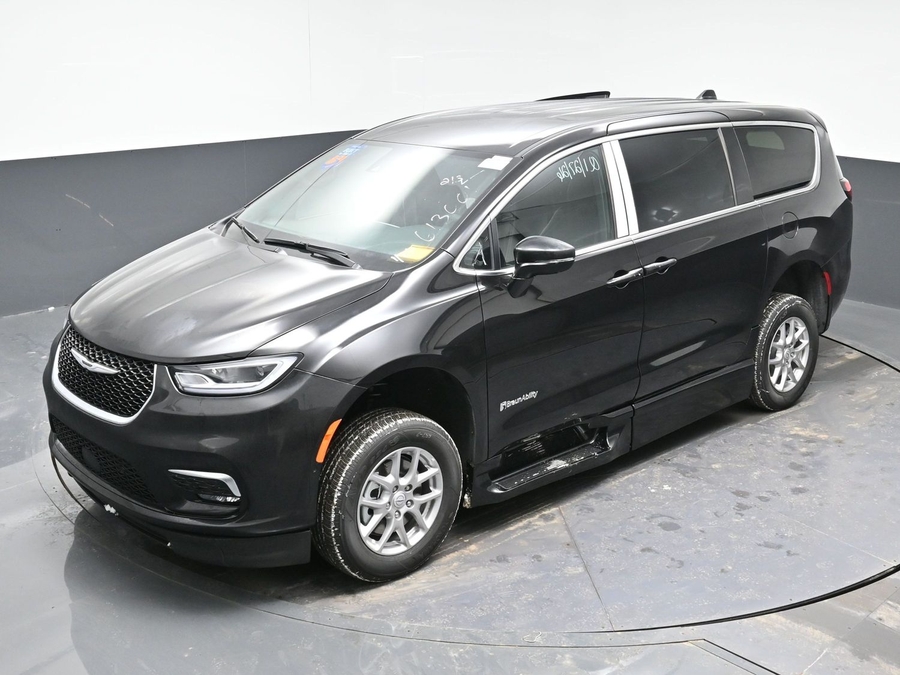 Black Chrysler Pacifica image number 8